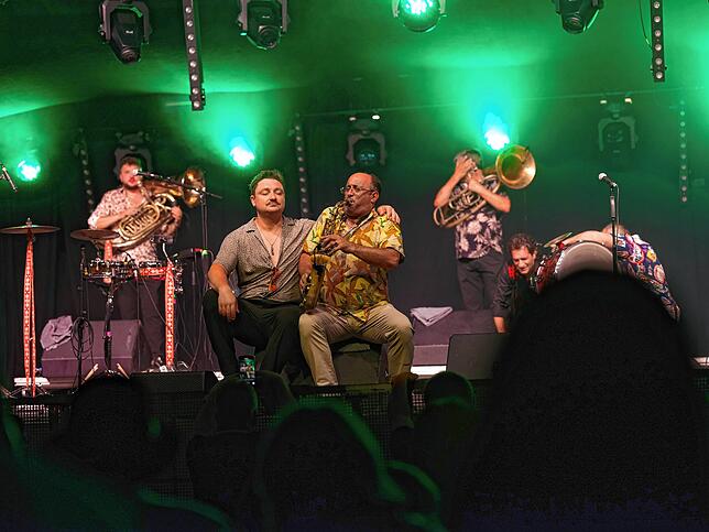 Bild 26: Kulturufer in Friedrichshafen: Buntes Treiben am Abend