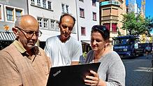Es gilt, die erste Not zu lindern. Manfred Hölzl (links) und Heike Baumgärtner (rechts) geben gemeinsam mit Martin Schröpel von der ...