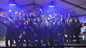 Gruppenbild der Arbeitsgemeinschaft der Schnörri Plätzer Reckingen vor dem Fastnachtsauftakt im Dreschuppen in Reckingen am Samstag.