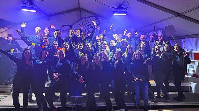 Gruppenbild der Arbeitsgemeinschaft der Schnörri Plätzer Reckingen vor dem Fastnachtsauftakt im Dreschuppen in Reckingen am Samstag.