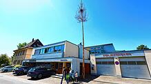 Er steht noch! Der Narrenbaum ist nicht dem Maibaum gewichen. Den haben die Hegner wenige Meter weiter aufgestellt. Warum?