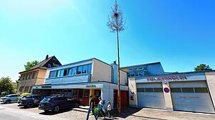 Er steht noch! Der Narrenbaum ist nicht dem Maibaum gewichen. Den haben die Hegner wenige Meter weiter aufgestellt. Warum?
