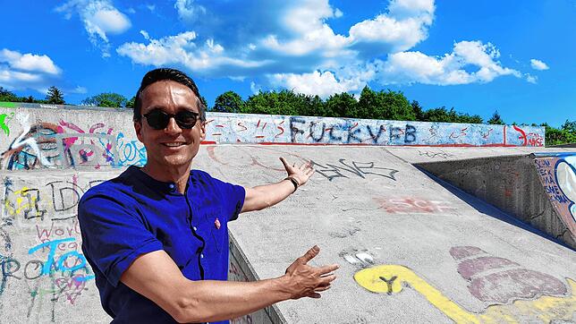 Peter Kramer, Rektor am Georgenhof, auf der noch unschönen Skateanlage Altbirnau.