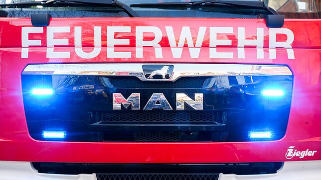 Die Stromversorgung des Hauses musste laut Angaben der Polizei für die Löscharbeiten unterbrochen werden. (Symbolbild)