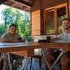 Andreas Armbruster (links) spricht mit unserem Praktikanten Nico Talenta über seine Arbeit als Gehegewart.