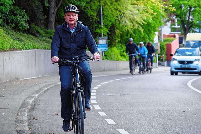 Auf Initiative des SÜDKURIER unternahm Oberbürgermeister Jan Zeitler 2019 (hier ein Archivbild) gemeinsam mit dem ADFC eine Radtour ...