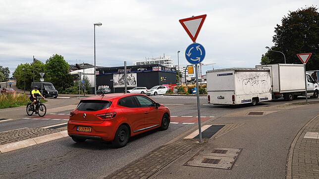 Wie sind eigentlich die Regeln in einem Kreisverkehr? Viele Verkehrsteilnehmer &ndash; egal ob Auto- oder Fahrradfahrer sowie Fußgänger ...