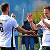 Starker Auftritt: Johannes Baumgartner (rechts) lässt sich für seine beiden Treffer beim 5:1 der SG FC Wehr/Brennet gegen die SG ...