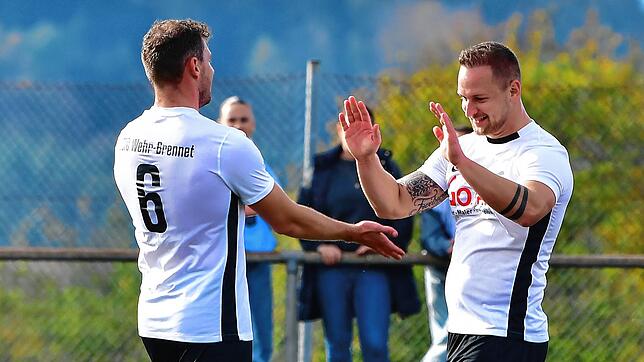 Starker Auftritt: Johannes Baumgartner (rechts) lässt sich für seine beiden Treffer beim 5:1 der SG FC Wehr/Brennet gegen die SG ...