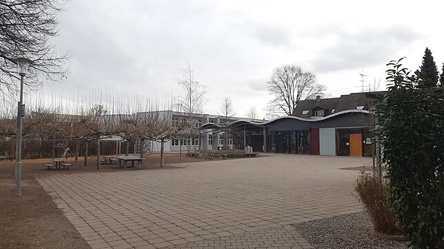 Der Schulhof mit der Mensa mit dem Wellendach im Hintergrund. Auch diese soll bis zum Sommer 2026 erweitert werden.