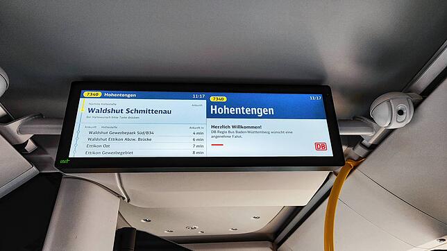 Auf den neuen Bildschirmen gibt es mehrere Informationen. Links ist hier der Fahrtverlauf zu sehen, rechts das Ziel.