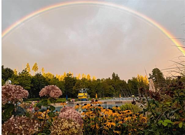 Ein Regenbogen strahlt über dem frühherbstlichen Kneippbad. Im kommenden Mai öffnet es seine Pforten wieder.