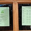 Die Rathaustüre als Infotafel: Neben der allgemeinen Information und zur Schließung des Rathauses finden die Bürger eine Liste mit ...