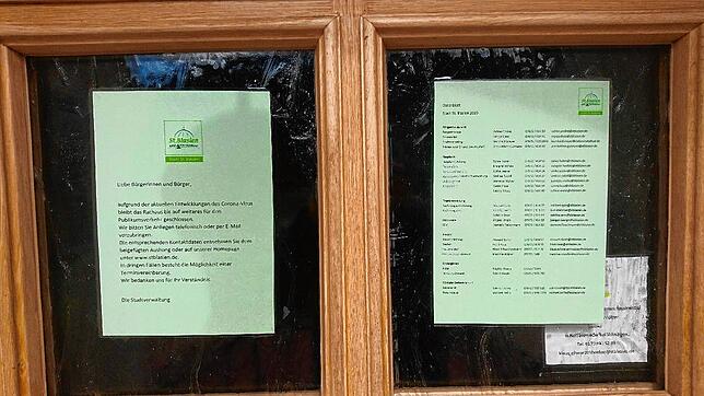 Die Rathaustüre als Infotafel: Neben der allgemeinen Information und zur Schließung des Rathauses finden die Bürger eine Liste mit ...