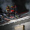 Auch ohne Impfung im Einsatz: die Feuerwehr beim Brand in der Robert-Gerwig-Schule. In einem Brief fordern die Kommandanten eine höhere ...