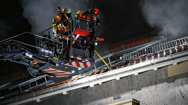 Auch ohne Impfung im Einsatz: die Feuerwehr beim Brand in der Robert-Gerwig-Schule. In einem Brief fordern die Kommandanten eine höhere ...
