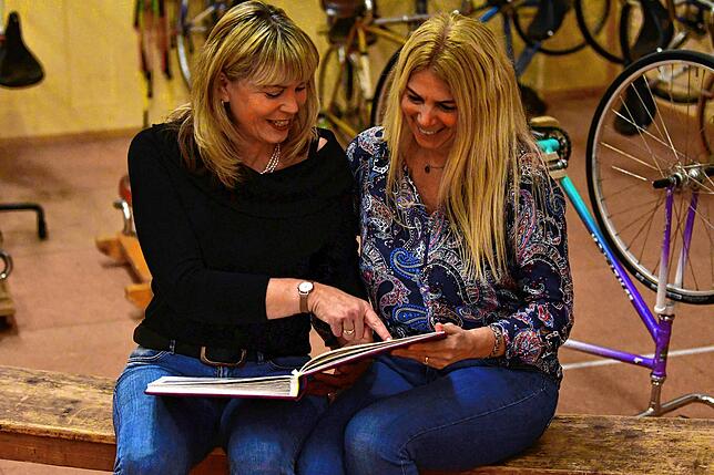 Weißt du noch? Auch 25 Jahre nach ihrem Triumph in Malaysia schwelgen Susanne Daudey (links) und Kerstin von Schneyder noch gern in ...