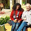 Rosane Dias-Brücker und Gerold Häring genießen auf den neuen Sitzbänken ihre Mittagspause in der Sonne.