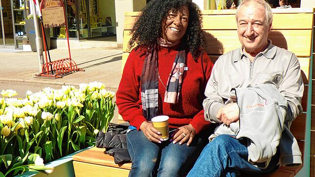 Rosane Dias-Brücker und Gerold Häring genießen auf den neuen Sitzbänken ihre Mittagspause in der Sonne.