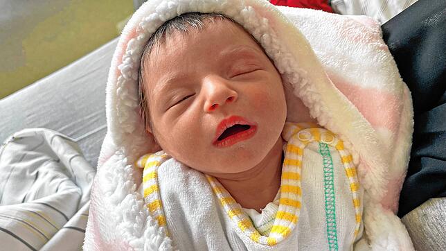 Hallo 2023: Die kleine Yamama ist das Neujahrsbaby im Schwarzwald-Baar-Klinikum.