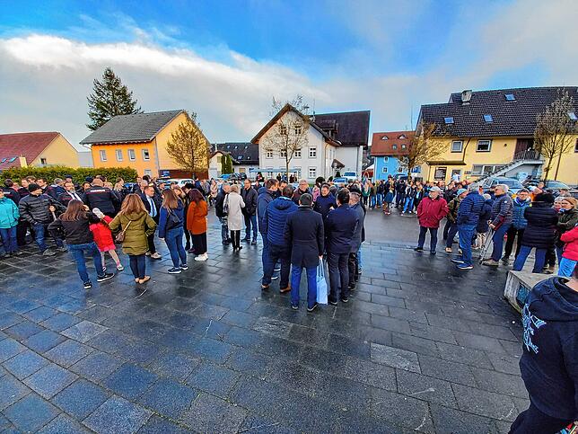 Hunderte Menschen finden sich auf dem Rathaus-Platz in Hohentengen ein, um der Bekanntgabe des Ergebnisses zu lauschen.