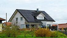 Photovoltaik-Anlagen auf Dächern privater Häuser, wie hier auf einem Haus in Meßkirch-Langenhart, sind hochinteressant. Solche Anlagen ...