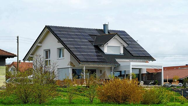 Photovoltaik-Anlagen auf Dächern privater Häuser, wie hier auf einem Haus in Meßkirch-Langenhart, sind hochinteressant. Solche Anlagen ...