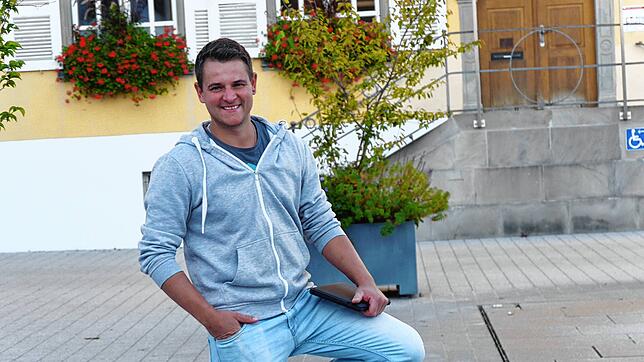 Lukas Bucher auf dem Weg ins Hilzinger Rathaus: Er ist einer der drei Vertreter Riedheims im Gemeinderat und gehört der CDU an.