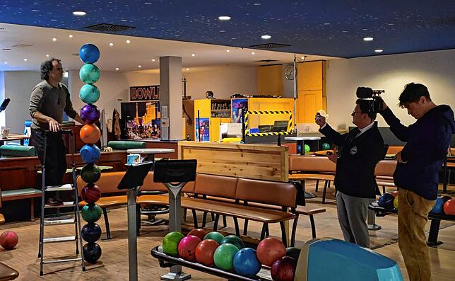 Elf übereinander gestapelte Bowlingkugeln. Doch nach fünf Sekunden fielen sie in sich zusammen. Leider nicht ausreichend für einen neuen ...