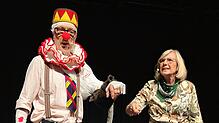 Karle (Thomas Bertsche) und Berte (Heidrun Ullrich) nach einem Zusammenstoß mit dem Narrenbaum. Bild: Dagmar Wenzler-Beger