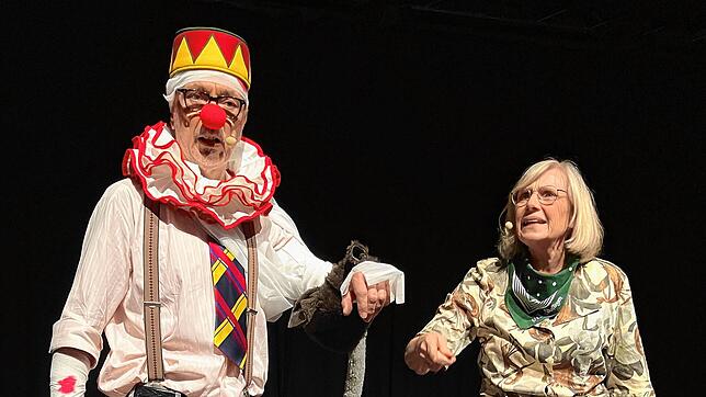 Karle (Thomas Bertsche) und Berte (Heidrun Ullrich) nach einem Zusammenstoß mit dem Narrenbaum. Bild: Dagmar Wenzler-Beger