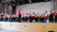 Nach ihrer Flucht vor dem Regen spielen die Musiker aus Rulfingen in der Andelsbachhalle groß auf.