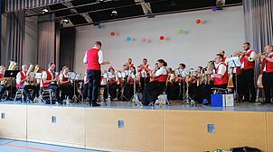 Nach ihrer Flucht vor dem Regen spielen die Musiker aus Rulfingen in der Andelsbachhalle groß auf.