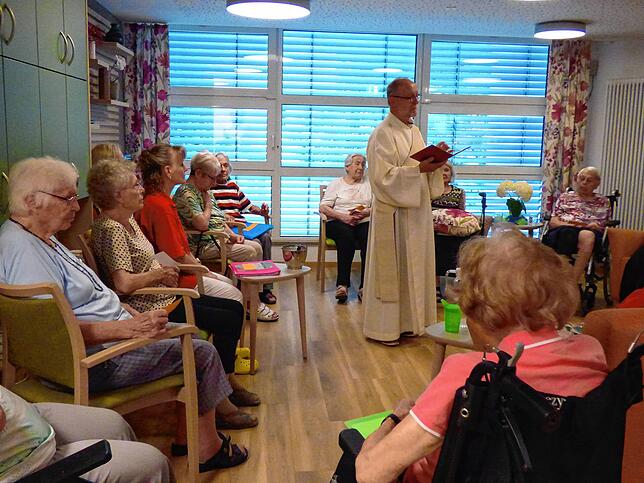 Diakon Wilfried Ehinger segnet die neuen Räume in St. Verena. „Wir feiern ein Zeichen des Miteinanders“, sagt er in seiner Ansprache.