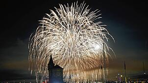 Beim Feuerwerk des Seenachtfests 2025 in Konstanz verschmilzt der Vollmond mit dem Lichterspektakel am Himmel über dem Bodensee.