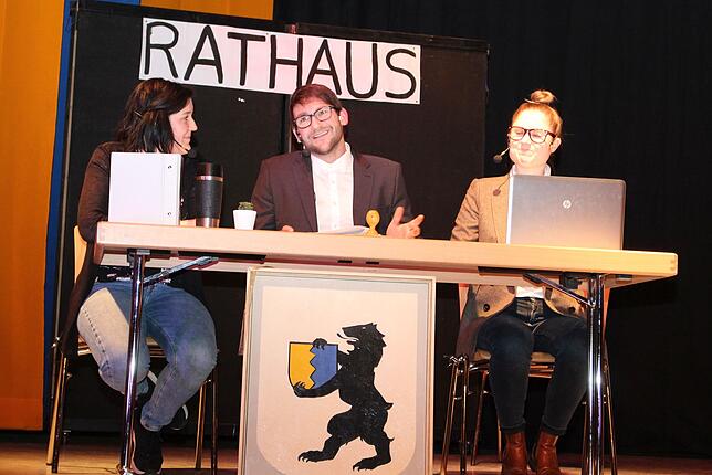 Die Trubehüeter nehmen auch die Bauplatzvergabe in Bohlingen auf die Schippe. Am Ratstisch (von links): Lisa Klaiber, Alexander Klaiber ...