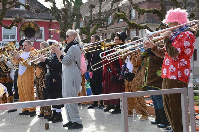 Die Guggis 81 lieferten unter anderem die passende Musik zum Rathaussturm.