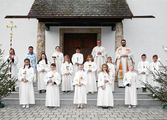 Erstkommunion in der Kirche St.&nbsp;Matthäus in Sauldorf-Bichtlingen mit (von links): Emilia Boos, Maia Ott, Gemeindereferentin Sybille ...