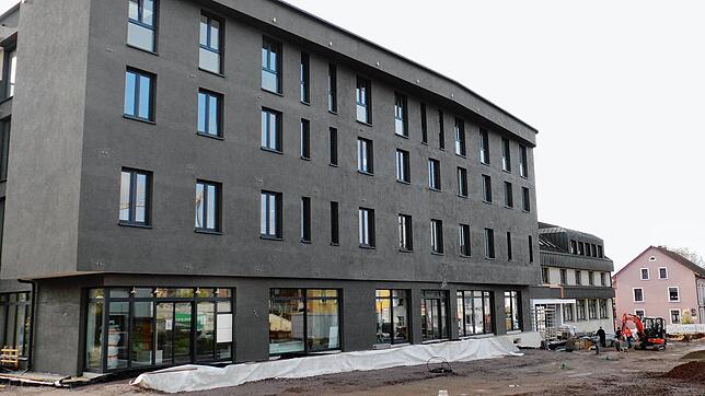 Noch im Dezember sollen die Holzfassade am Apotheken- und Ärztehaus angebracht werden, und die Arbeiten am Vorplatz fertig werden. Bild: ...
