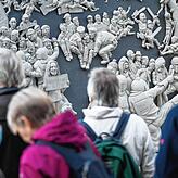 Besucher stehen Ende Oktober vor der Satire „Das Denkmal. Chronik einer grotesken Entgleisung“. Eine Woche später bremste ...