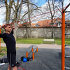 Mit günstigen Gummibändern lassen sich die Trainingsmöglichkeiten im Street-Workout-Park erheblich erweitern. Die Bänder eigenen sich ...
