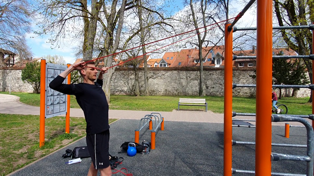 Mit günstigen Gummibändern lassen sich die Trainingsmöglichkeiten im Street-Workout-Park erheblich erweitern. Die Bänder eigenen sich ...