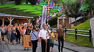 Mehr als 150 Katholiken der Seelsorgeeinheit nehmen an der Schönwälder Lichterprozession, die noch lange nicht vor ihrem Ende steht, zu ...