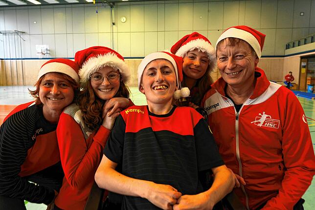 Familie Windl in Weihnachtsstimmung (von links): Mama Anita mit Tochter Emma, Sohn Jakob, Tochter Lisa und Papa Michael.