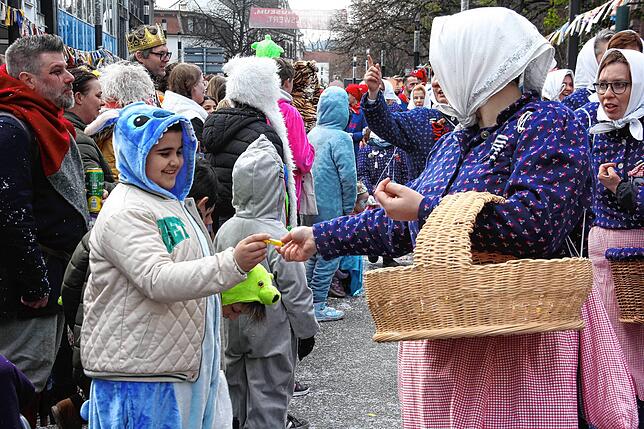 Bild 41: Sonne für die Narren: Großer Fasnet-Umzug begeistert in Singen!