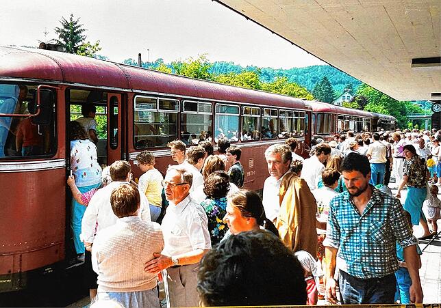 Bild 6: Letzte Fahrt der Wehratalbahn: So emotional war der Abschied 1990 in historischen Bildern