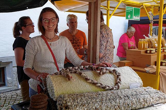 Auf dem Distelhummelhof bauen die Betreiber derzeit eine Weberei auf. Erste handgefertigte Wollteppiche produziert Julianna Ranzmayer ...