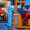 Das Logistikzentrum des Deutschen Roten Kreuzes in Berlin belädt einen Lastwagen mit Hilfsgütern.