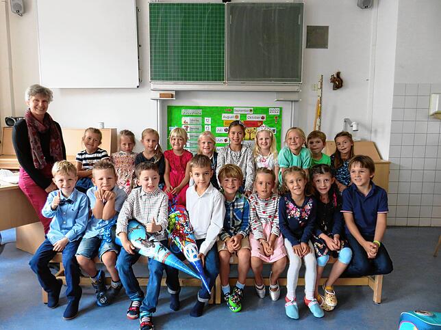 Klassenlehrerin Frau Silke Eble mit Ihrer Klasse 1c der Grundschule Allmannsdorf.