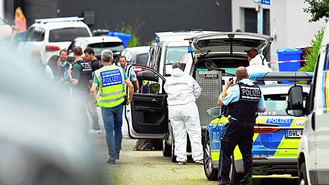 Großeinsatz in einem Wohngebiet in Albstadt: Ein Mann hat dort offenbar zwei Menschen und sich selbst durch Schüsse getötet